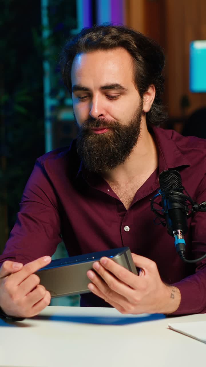 Video verticale: star dei social media sorridente che fa una recensione tecnologica di uno speaker portatile wireless