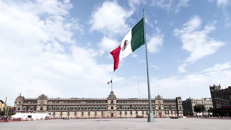 Toma-En-Cámara-Lenta-De-La-Bandera-Mexicana-Ondeando-En-El-Zócalo-Totalmente-Vacía