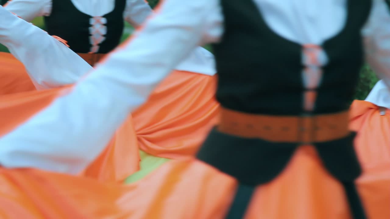 danza folclórica. primer plano de un grupo de personas bailando la danza nacional irlandesa