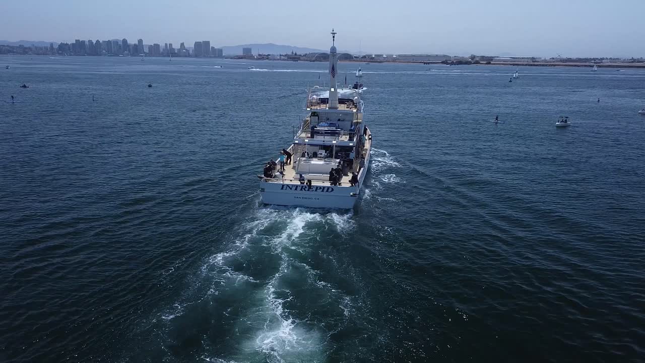 el intrépido saliendo de la bahía de san diego