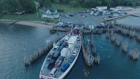 Toma-Aérea-Desde-Arriba-Hacia-Abajo-De-La-Descarga-Del-Ferry-En-La-Isla-Refugio-North-Fork-Long-Island-Nueva-York-Antes-Del-Amanecer