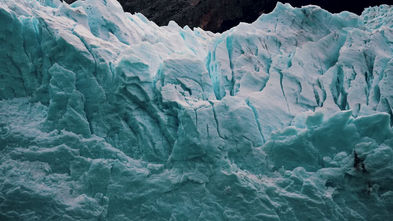 아르헨티나 파타고니아에 있는 로스 글래시어스 국립공원에 있는 빙하로 둘러싸인 아르헨티노 호수