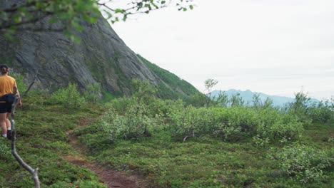 Una-Excursionista-Activa-Camina-Por-El-Sendero-Con-Un-Perro-En-Salberget,-Noruega.