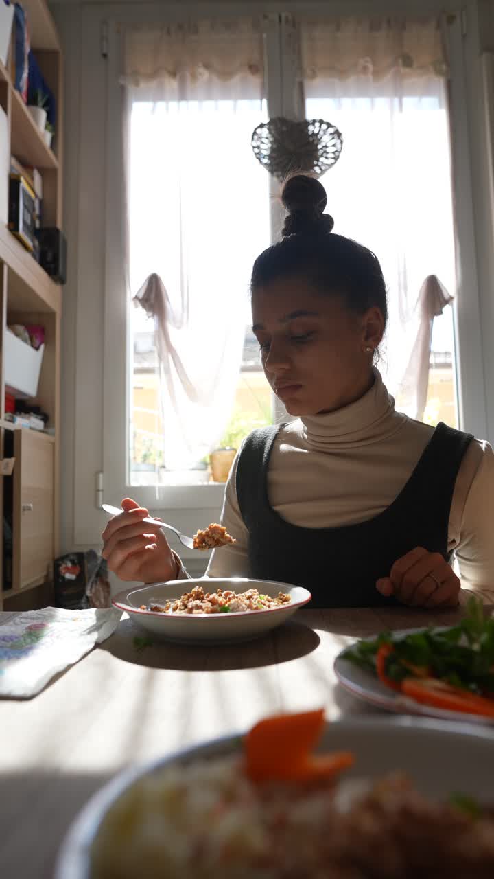 mujer comiendo en una mesa