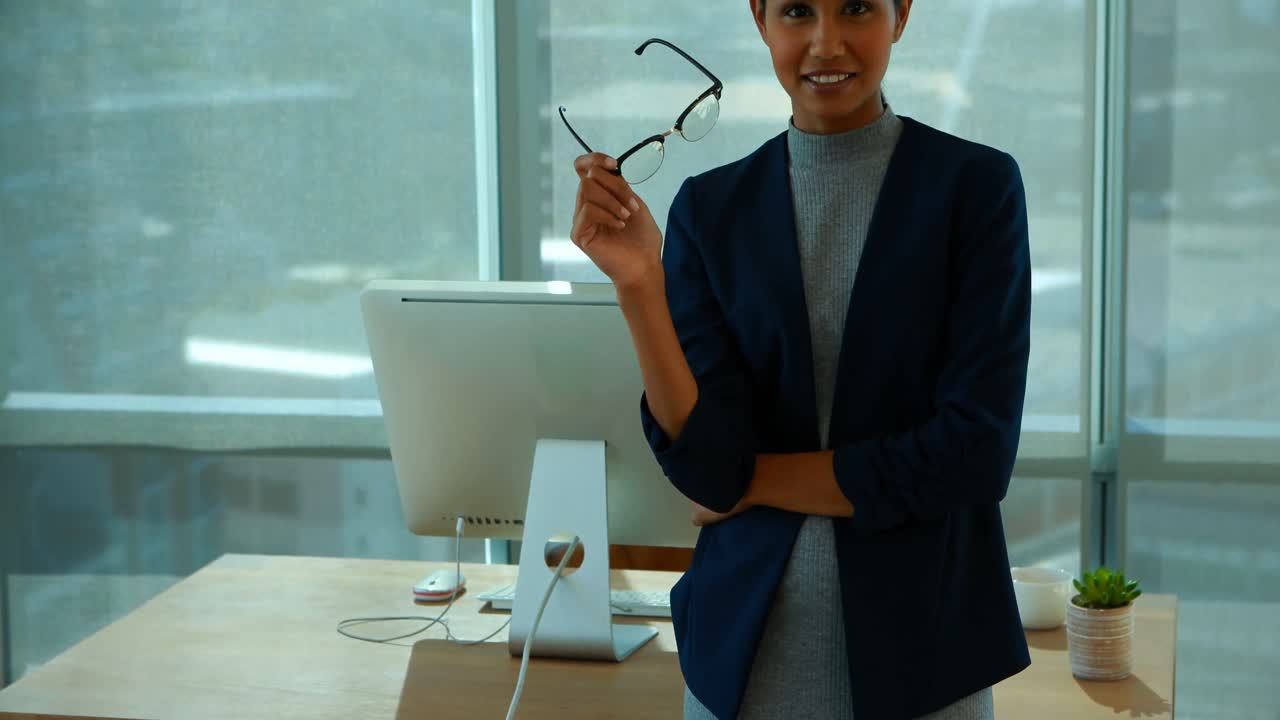 mujer ejecutiva confiada en el cargo