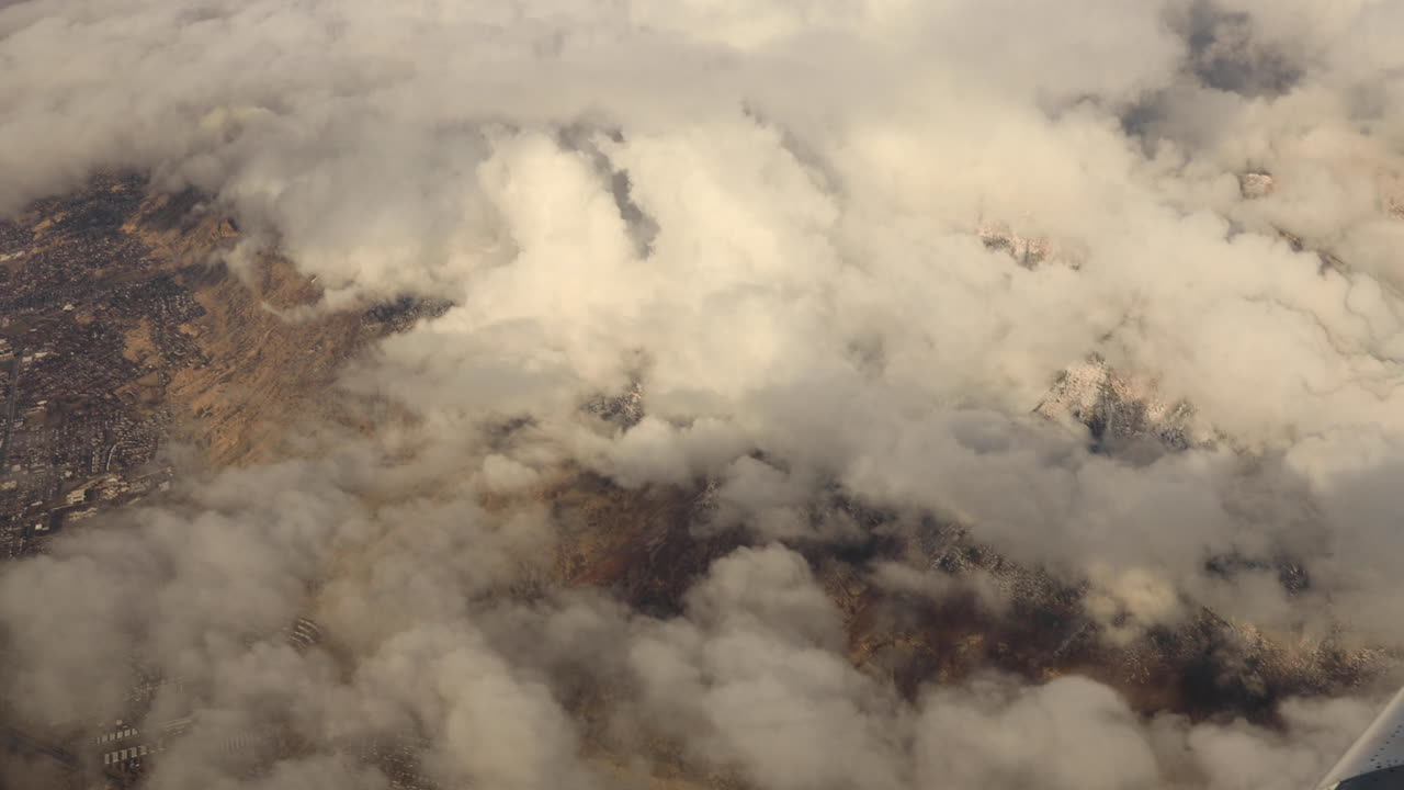 비행기 창문에서 구름을 손에 들고 찍은 사진