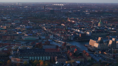 Toma-Aérea-Ajustada-Hacia-Gammelholm-Y-Nyhavn-Copenhague