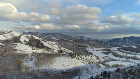 vista aérea de las montañas nevadas y el río