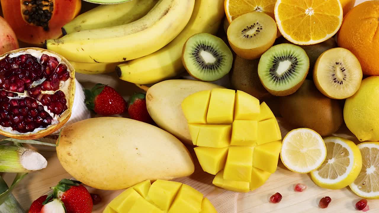 Varietà di frutta esposta su sfondo bianco