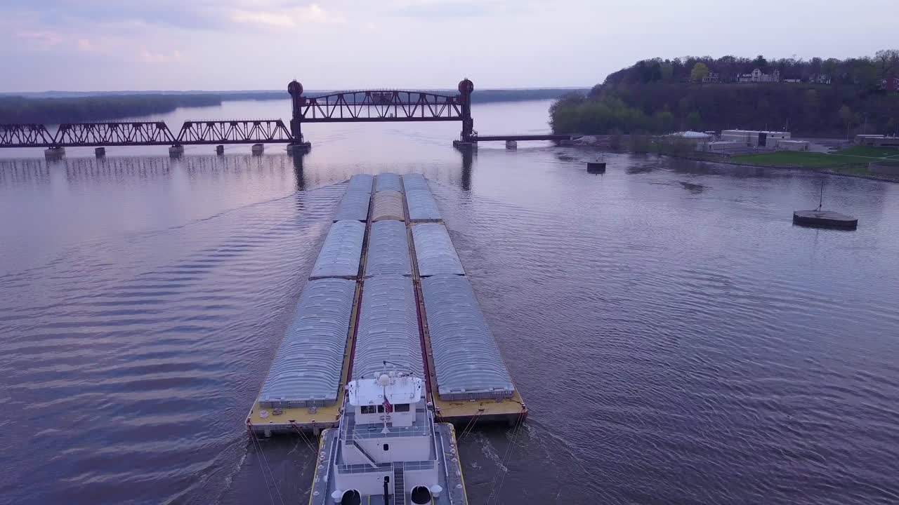 una hermosa antena de una barcaza que viaja por el río mississippi hacia un gran puente levadizo de acero