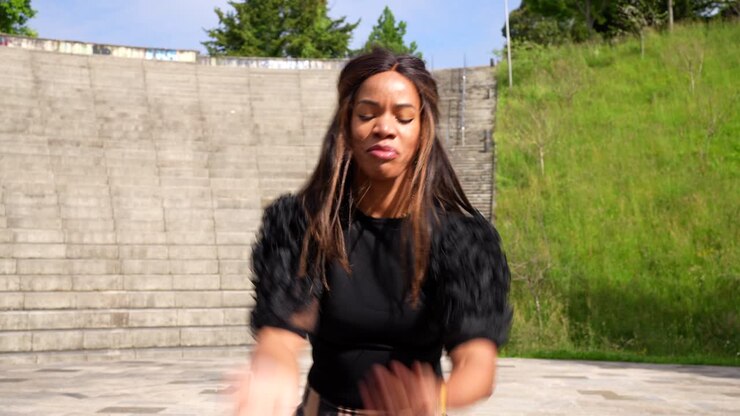 Kvinde danser i et urbant amfiteater