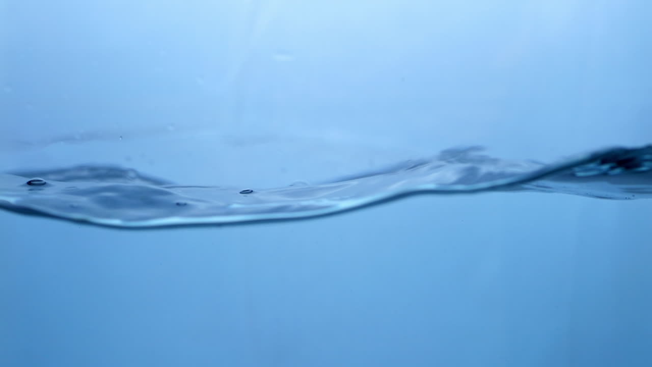 신선한 물, 깨한 물방울이 느린 동작으로 캐스케이딩합니다.