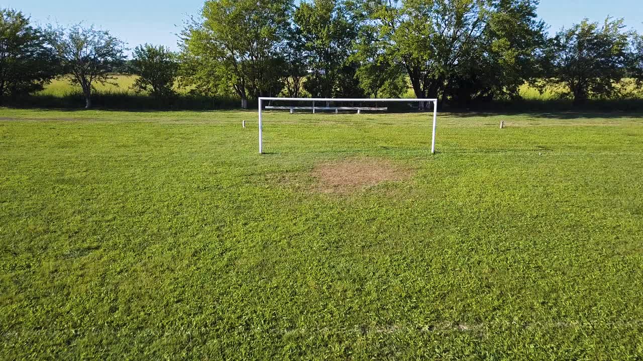 campo de fútbol vacío y gol con hierba verde