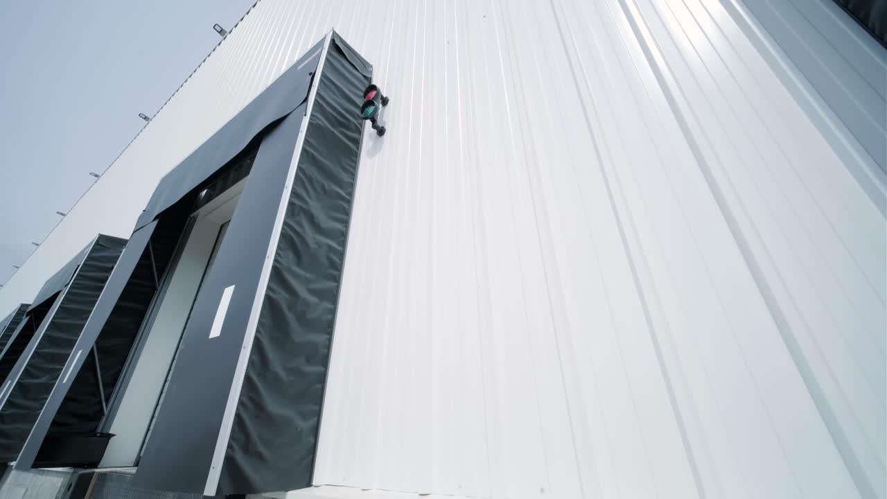 대규모 산업 시설의 에어컨 및 환기 시스템은 지붕에 위치하고 있으며 에어컨, 연기 배기가스 및 환기를 포함합니다.