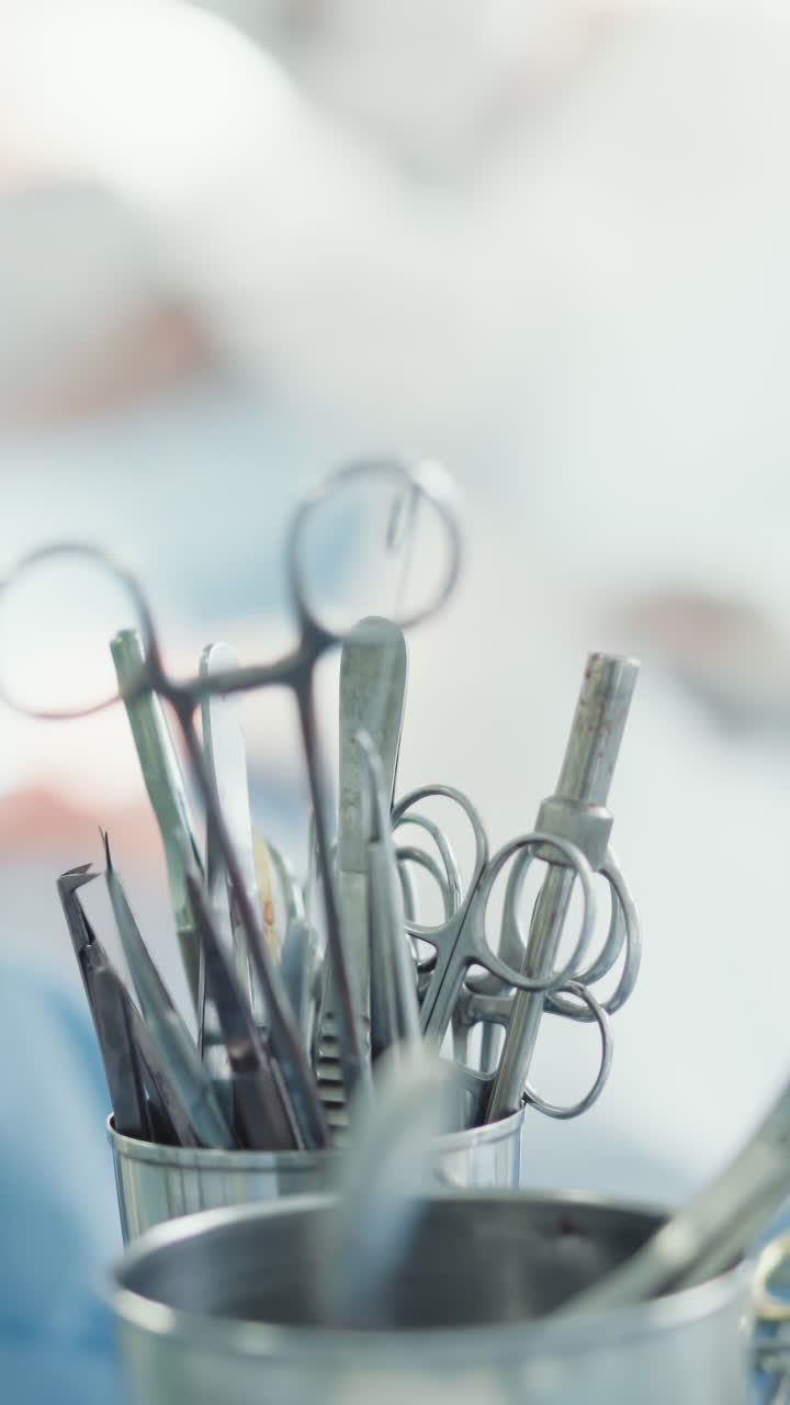 las manos de la enfermera de lavado toman herramientas estériles. la trabajadora responsable prepara los instrumentos necesarios para ayudar a los cirujanos durante la cirugía en la sala de operaciones