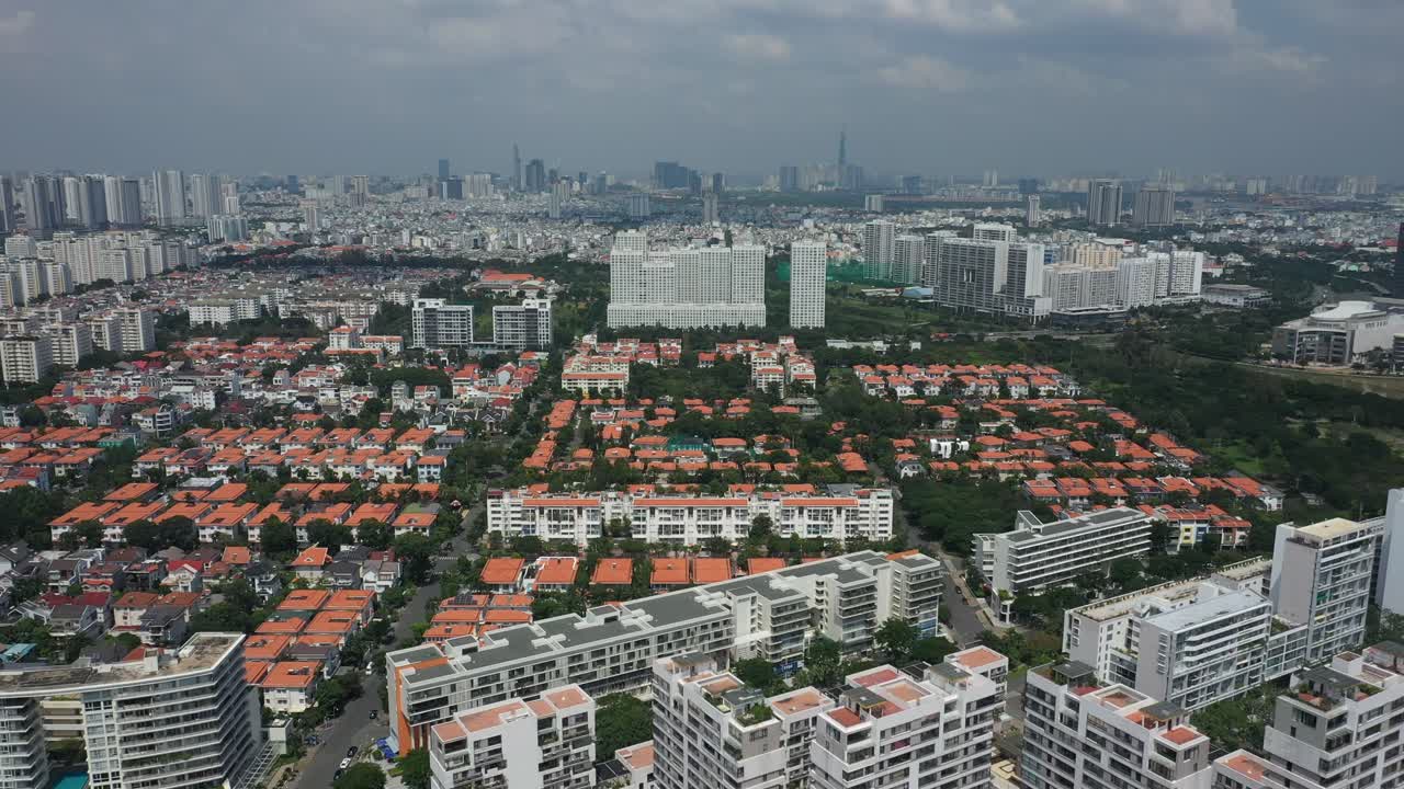 주거 및 상업용 고층 건물, 빌라, 녹지 공간 및 강변 지역을 갖춘 초현대식 도시 개발