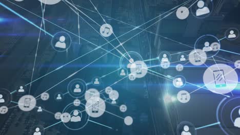 animación de la red de personas, música e iconos de medios que transfieren datos sobre la ciudad