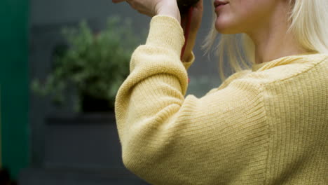 mujer con cámara profesional