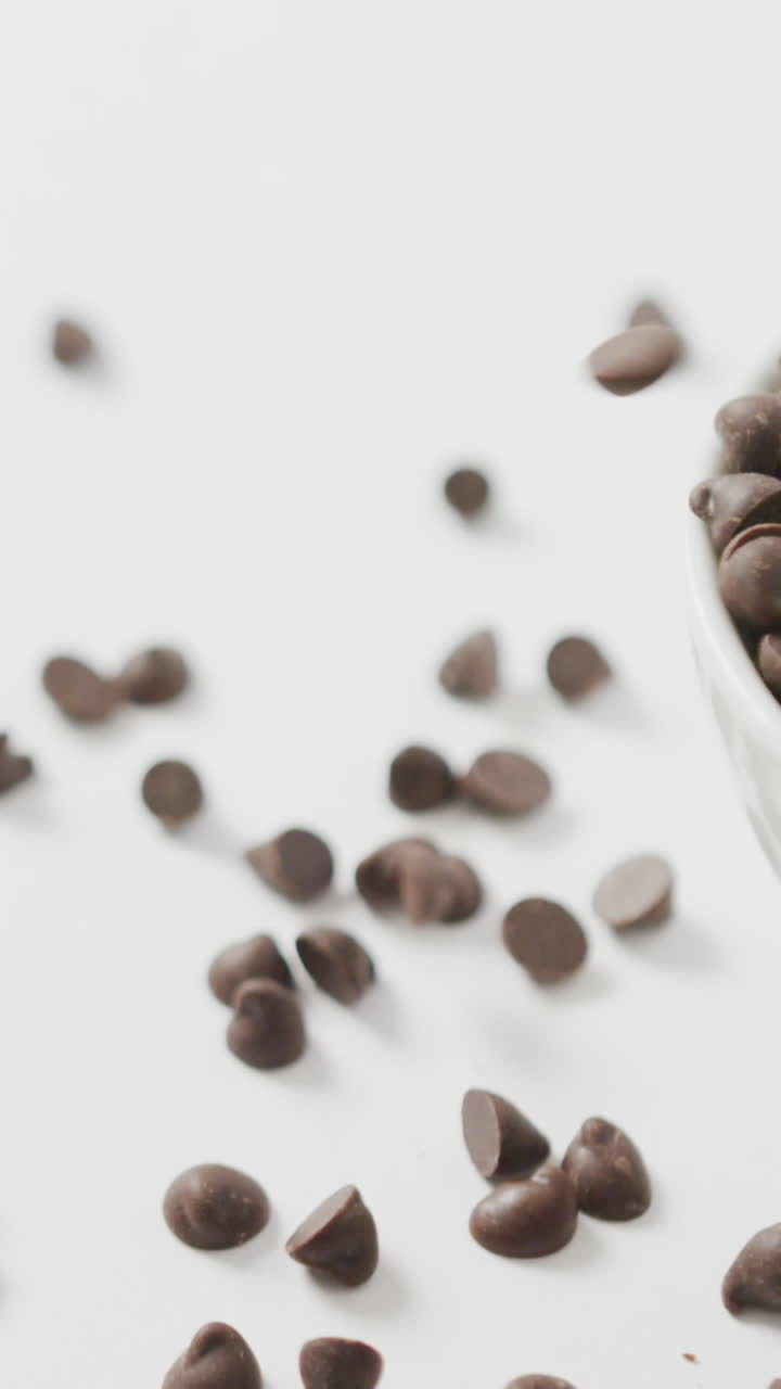 video de una vista aérea de un tazón de trozos de chocolate sobre un fondo blanco