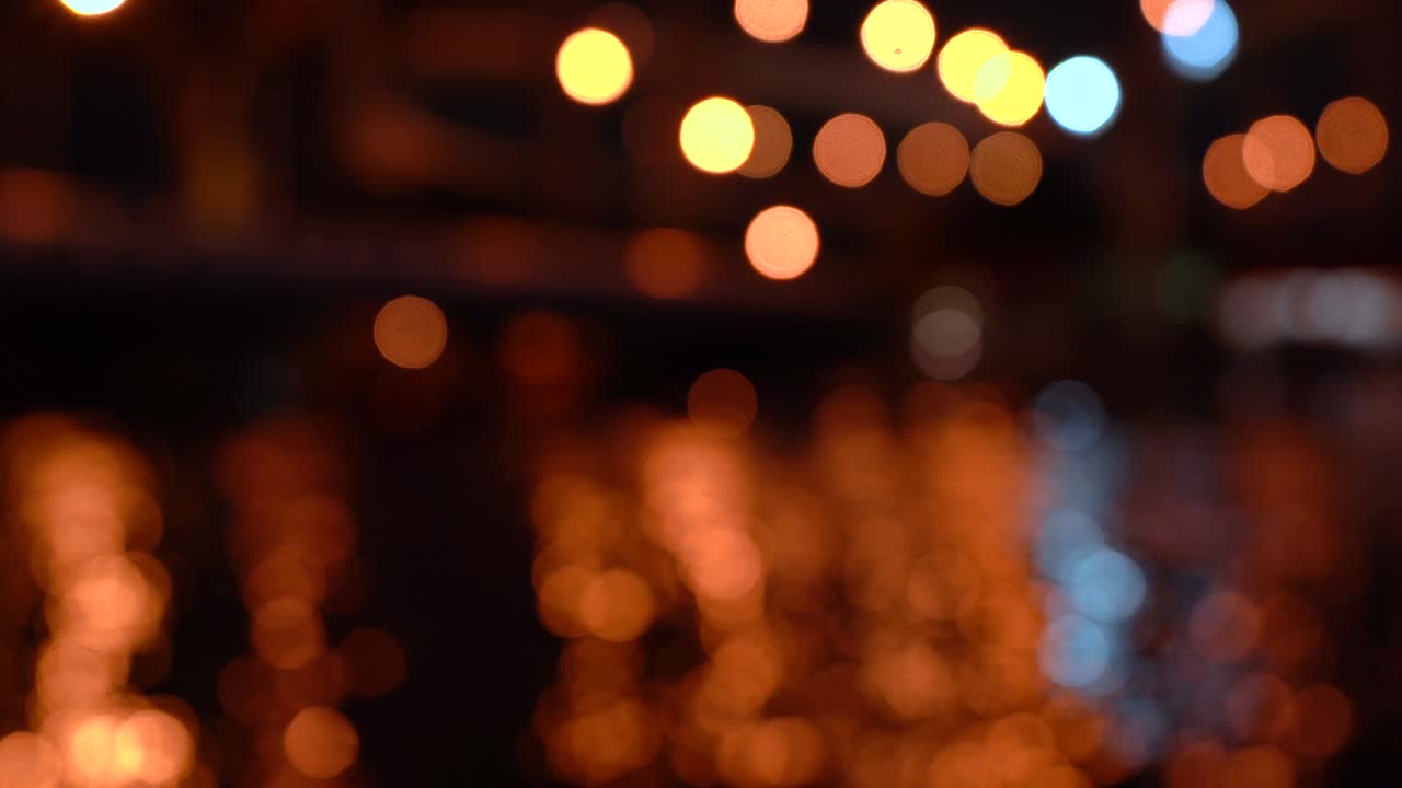 movimiento bokeh de coches y luces de la ciudad sobre el río que fluye