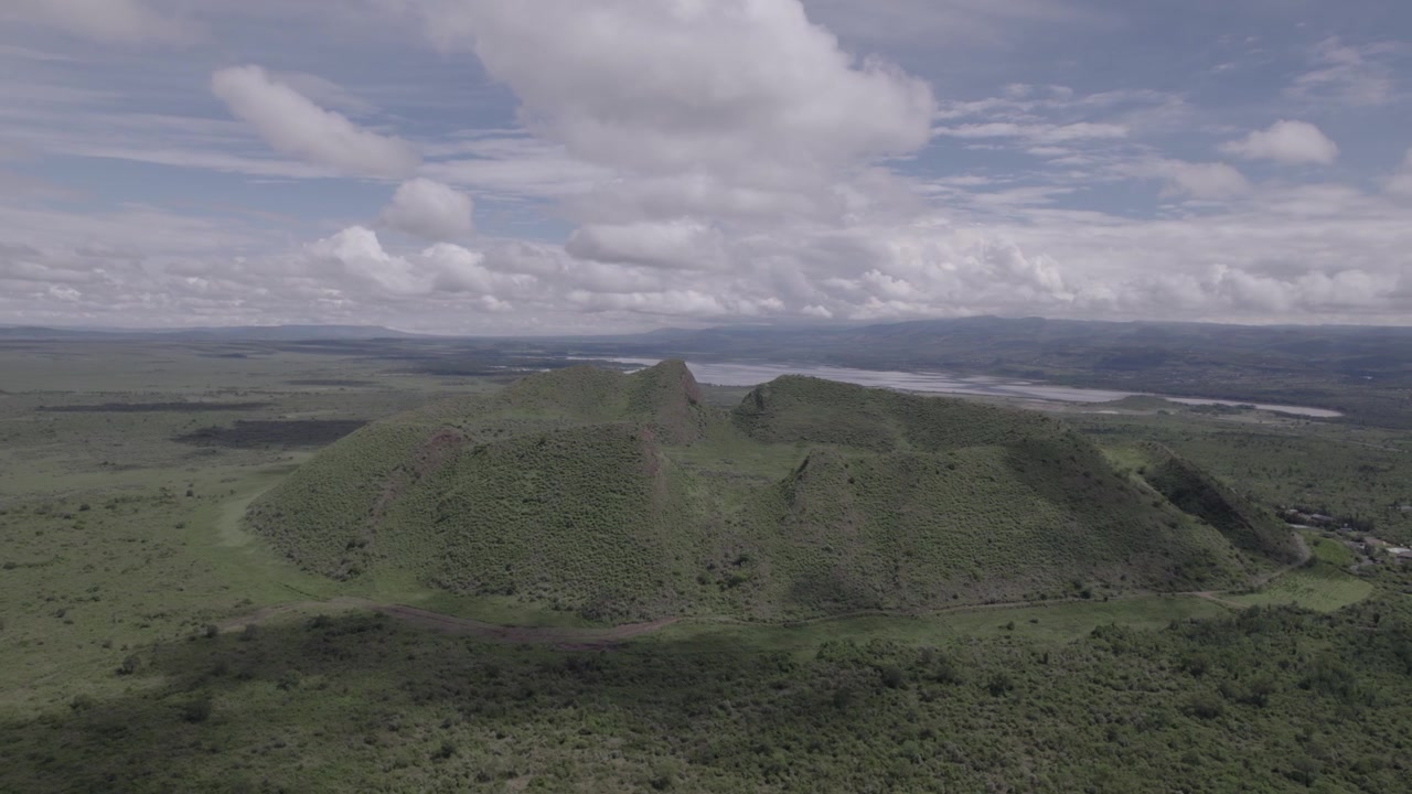 Ampia vista aerea del Guerriero Dormiente nella Grande Rift Valley in Kenya.