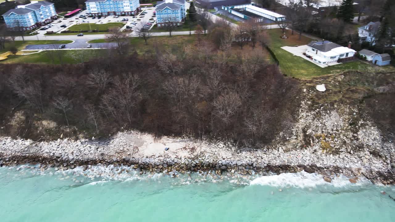 미시간 남서부의 절벽 해안을 따라 늘어선 흰 바위