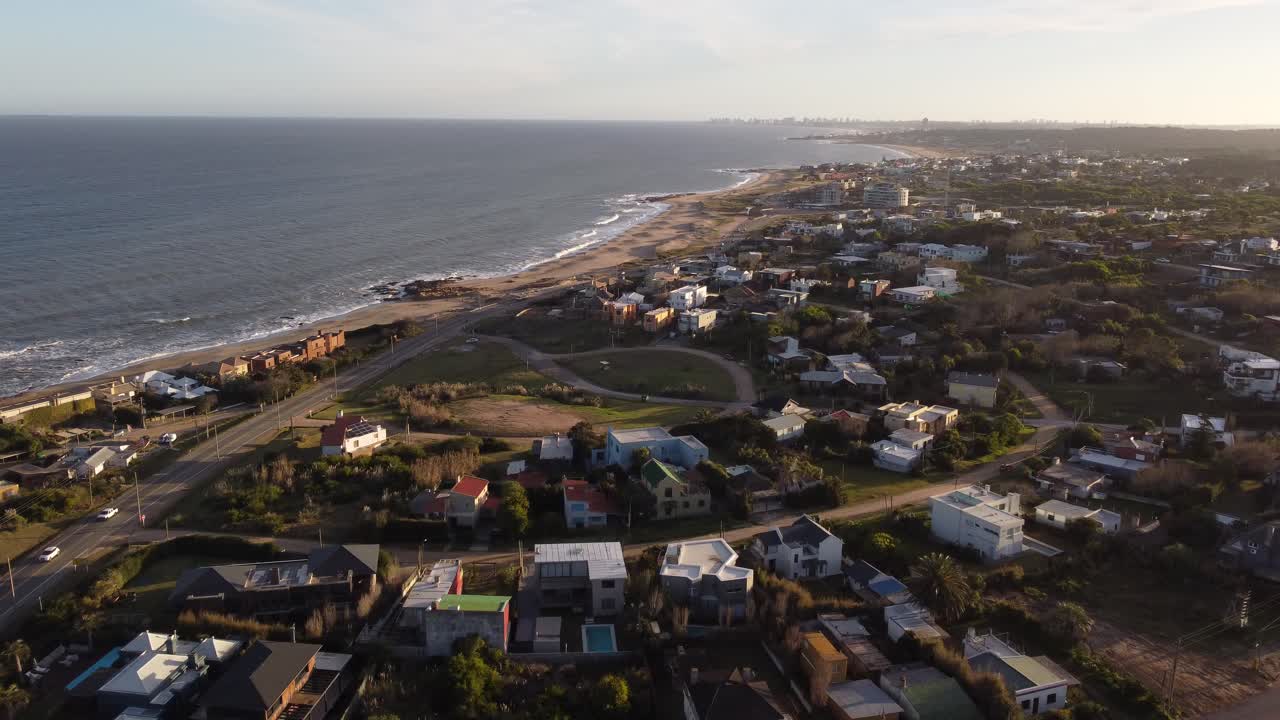 Quartiere residenziale costiero sulla spiaggia di El Chorro nel dipartimento di Maldonado, Uruguay, con l'Oceano Atlantico e una barca sullo sfondo