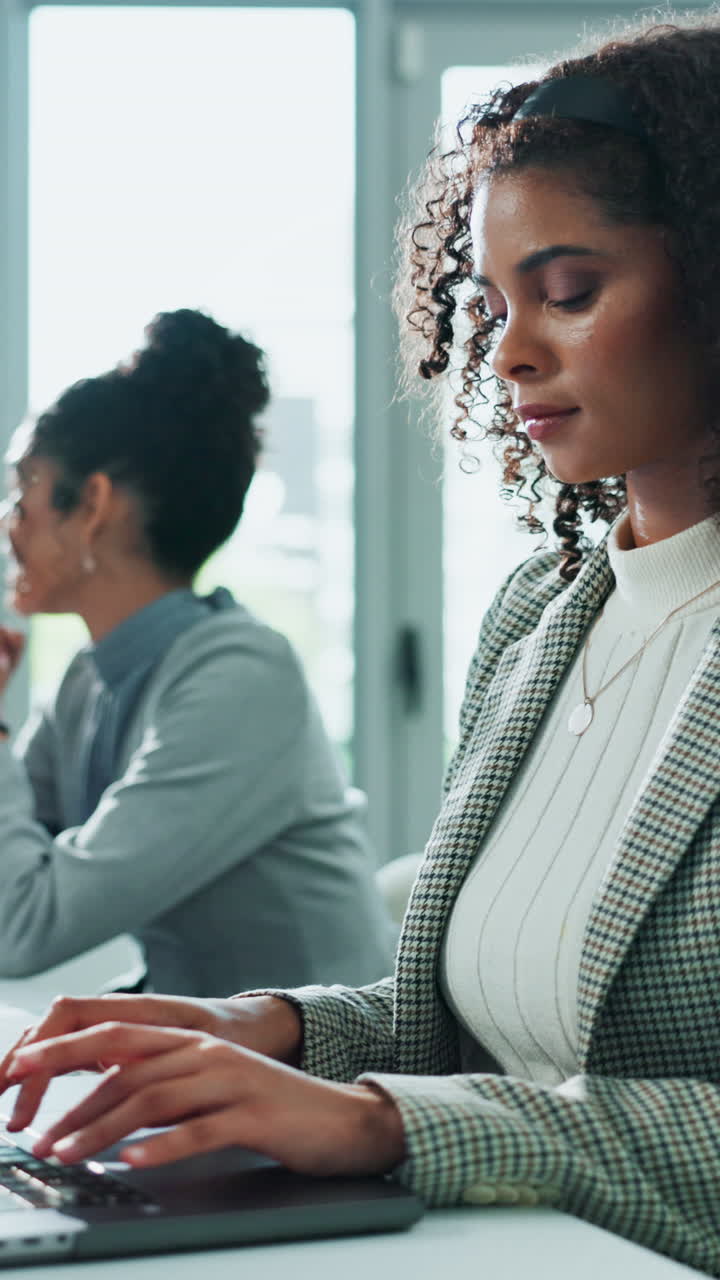 empresaria trabajando en oficina