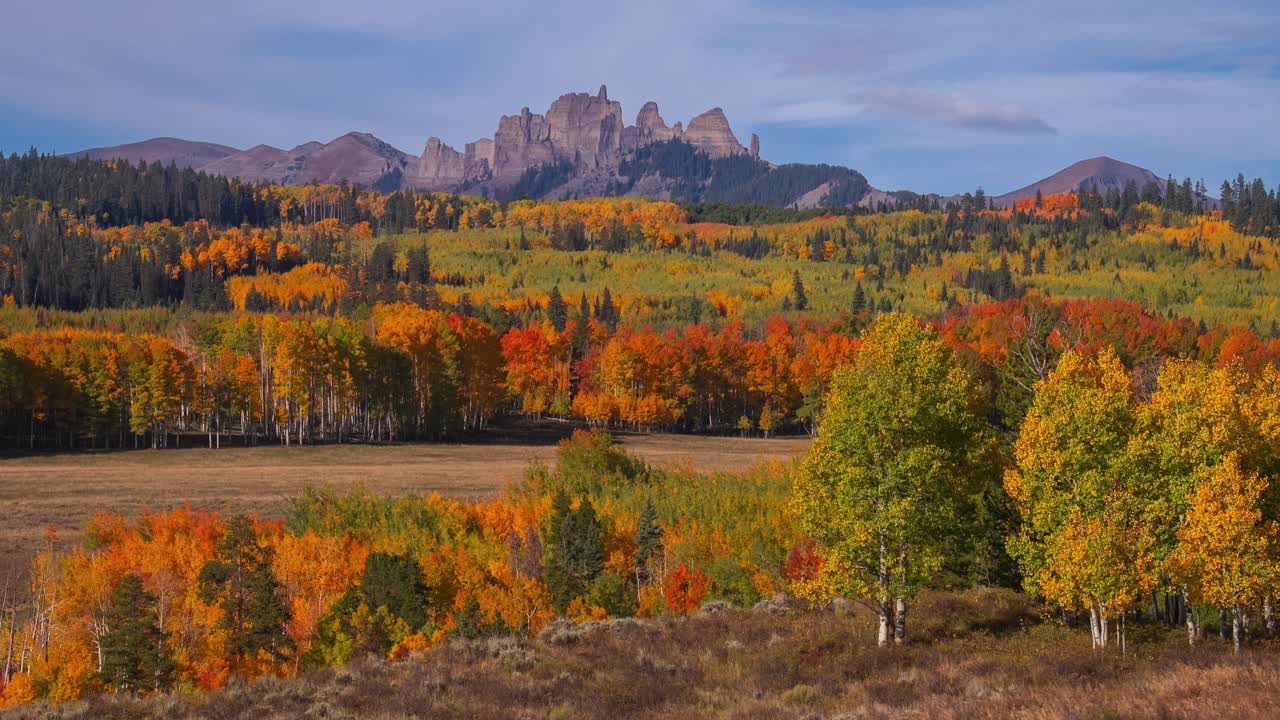Dòng thời gian Lâu Đài Mill Castle Mountain Colorado Crested Butte Đầm lầy Ohio Pass Ohio Kebler Pass trời xanh chuyển động của mây Mùa Thu buổi sáng tháng Mười Rừng Quốc Gia Gunnison những cây Aspen rung động tĩnh lặng