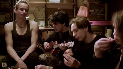 grupo musical en un estudio