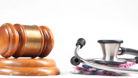 derecho y medicina: martillo, estetoscopio y pastillas