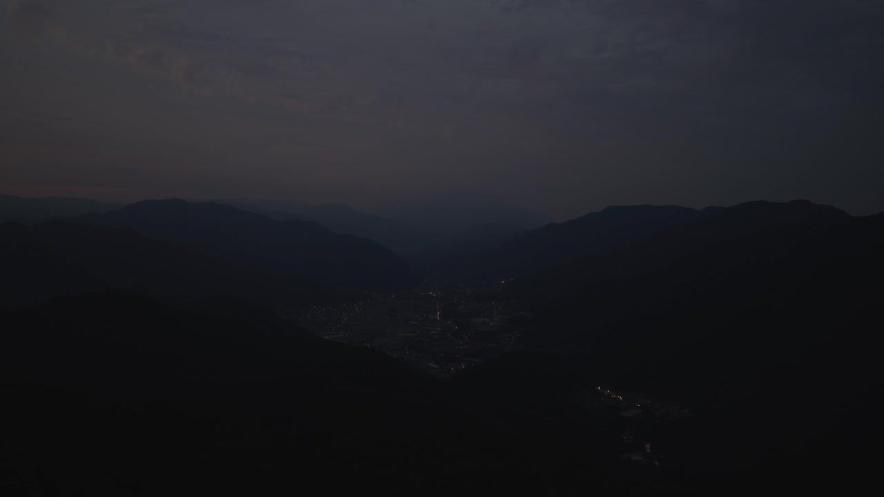 일본, 교토 산맥과 야세 계곡 마을 위로 어둠이 내리는 일몰 항공 뷰.