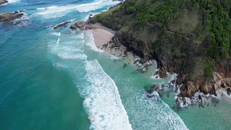 Olas-Del-Océano-Chapoteando-En-La-Playa-De-Broken-Head,-Byron-Bay,-Nueva-Gales-Del-Sur,-Australia---Toma-Aérea-De-Un-Drone