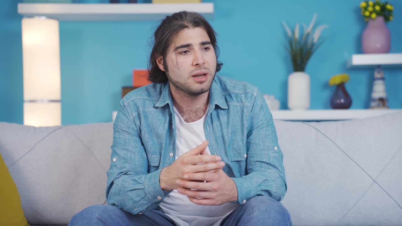 집에 있는 우울한 남자는 사려깊습니다.