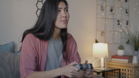 mujer jugando videojuegos en casa