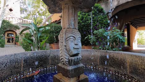 Una-Fuente-Hecha-De-Azulejos-Decorativos-Y-Un-Poste-Central-De-Piedra-Tallada-En-Un-Motivo-Tradicional-Mexicano,-Tlaquepaque-Arts-And-Shopping-Village,-Sedona,-Arizona