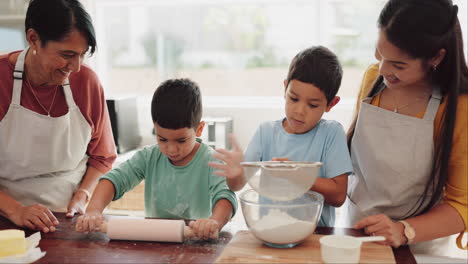 Abuela,-Trabajo-En-Equipo-O-Niños-Horneando-Con-Mamá