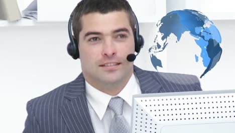 hombre de negocios hablando con clientes a través de internet