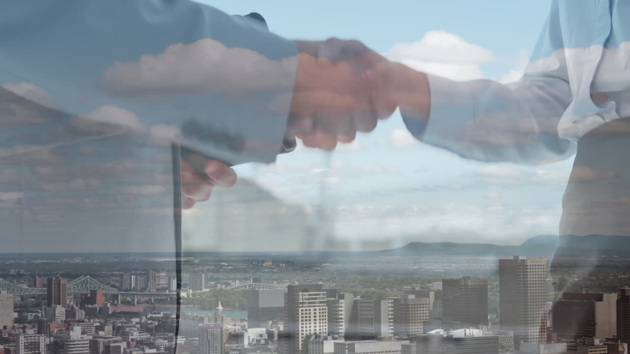 Plano médio de empresário e empresária apertando as mãos no escritório, sobre vista aérea da paisagem urbana