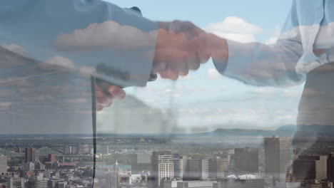 seção média de homem de negócios e mulher de negócios apertando as mãos no escritório sobre uma vista aérea da paisagem urbana