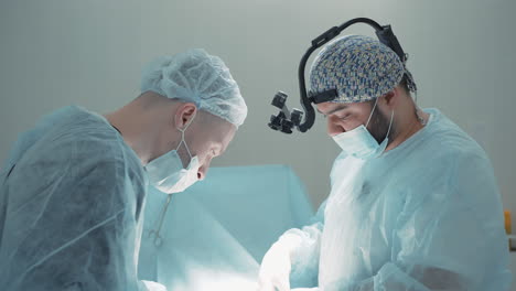cirujanos en la sala de operaciones