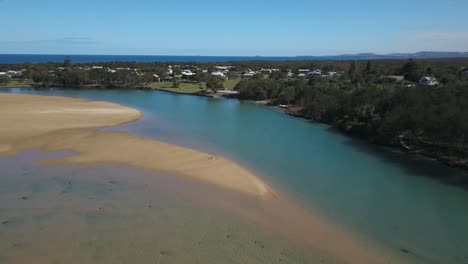 Fliegen-über-Kleines-Dorf-Am-Ufer-Des-Corindi-River,-Australien