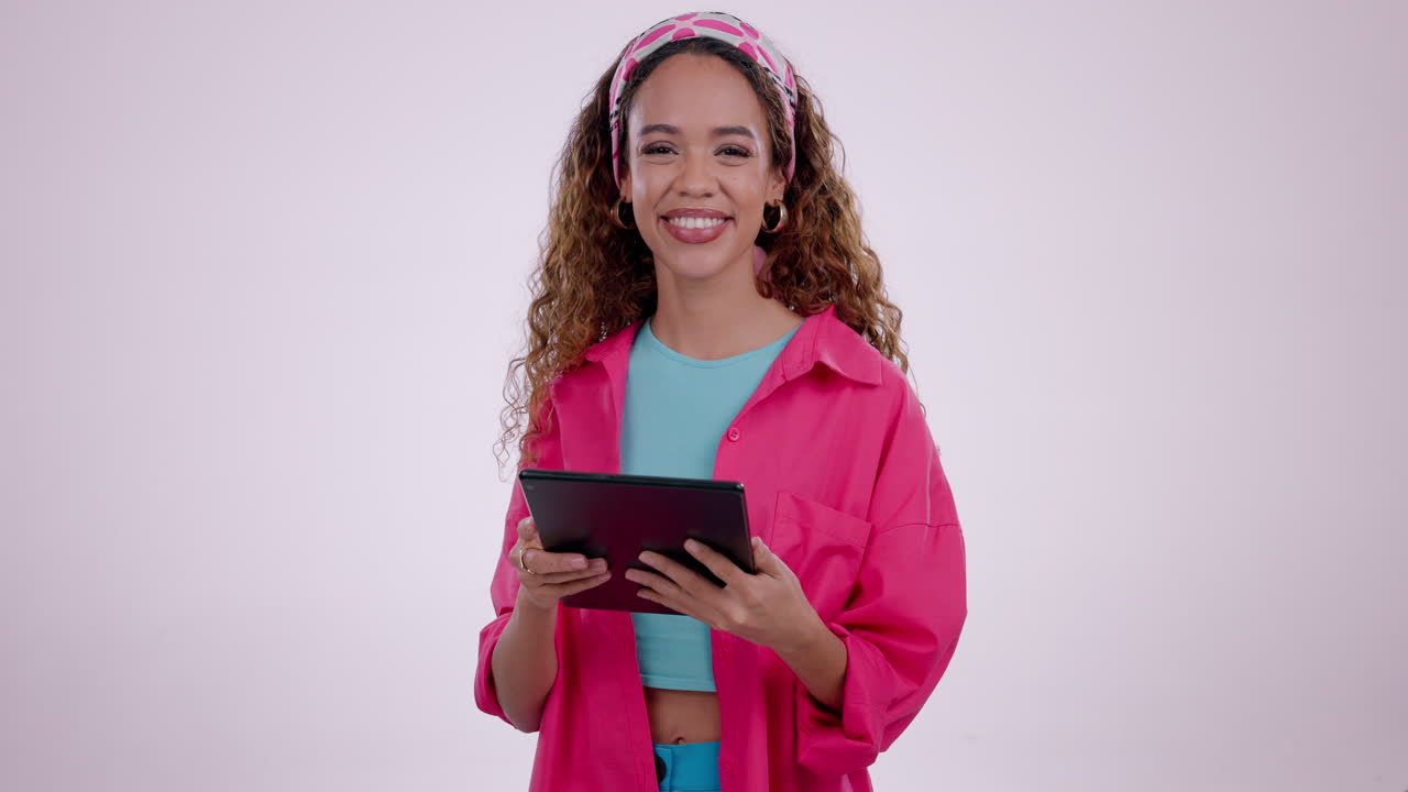 feliz, tableta y rostro de mujer en un estudio