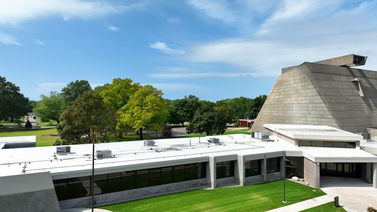 구조물 뒤를 지나가는 희미한 구름