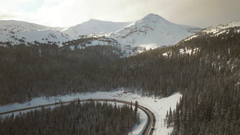 Invierno-Parque-Paso-Berthoud-I70-Escénico-Paisaje-Vista-Autopista-80-Tráfico-En-La-Carretera-Drone-Alta-Elevación-Paso-Berthod-Jones-Tarde-Nevada-Atardecer-Colorado-Montañas-Rocosas-Pico-Bosque-Movimiento-Hacia-Adelante