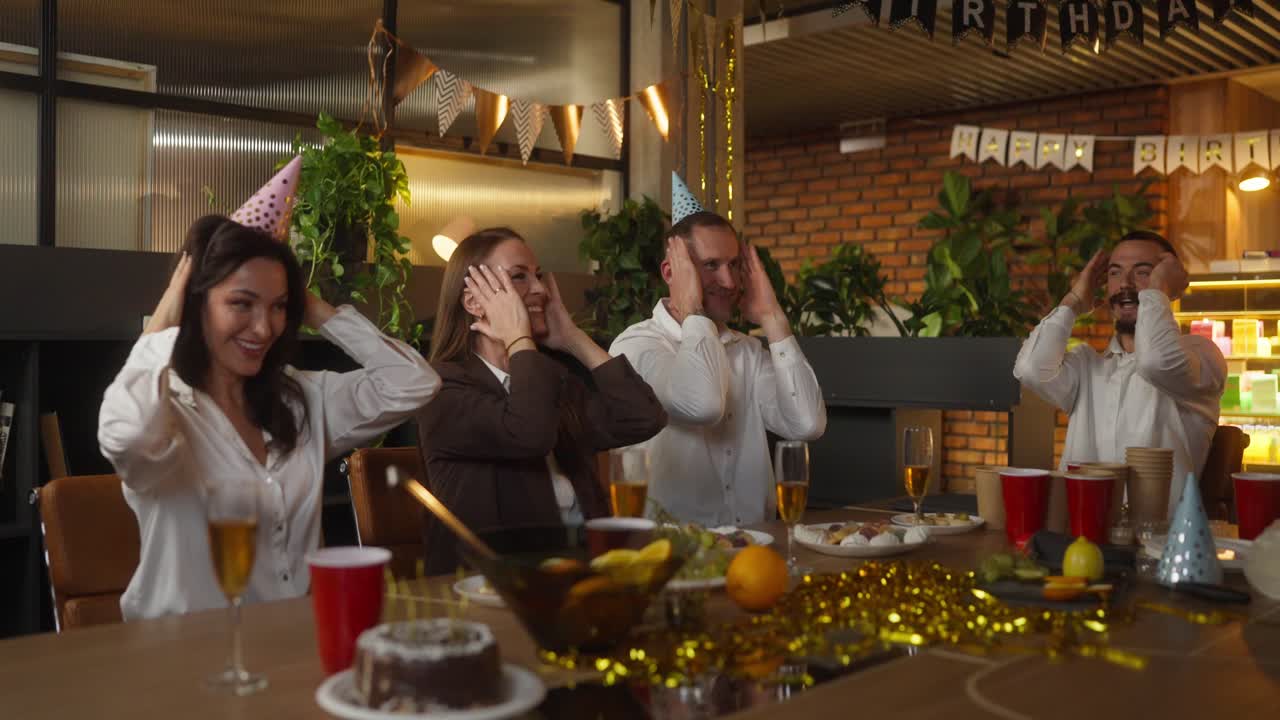 fiesta de cumpleaños en la oficina.