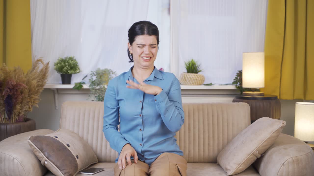 ⁇ 을 흘리는 젊은 여자는  ⁇ 새가 나고 모욕적입니다.