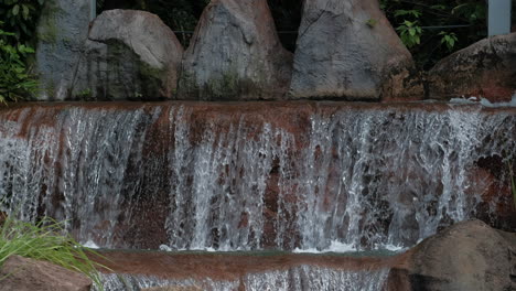 cascada artificial en un jardín