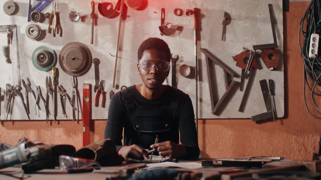 мужчина, работающий в мастерской