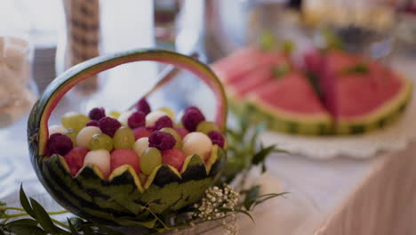 frutas frescas en un plato en una mesa sandía frambuesas uvas